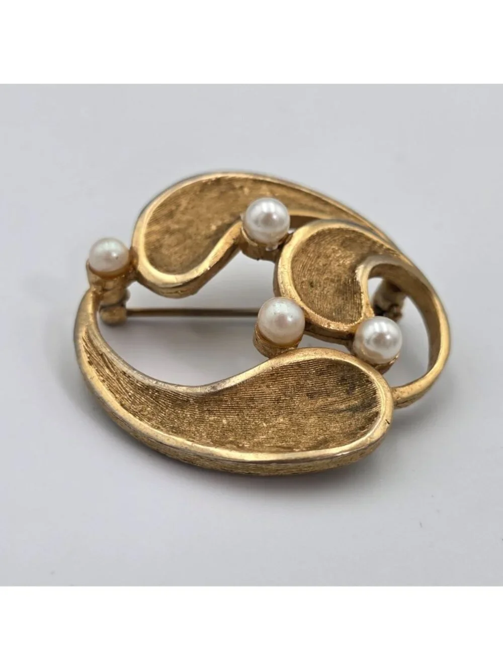 Vintage Gold Tone Brooch Pin With Faux Pearls Circular Design 1-3/4